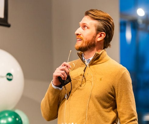 Thomas presenting Datafunn